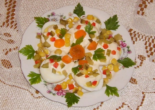 Fotografia przedstawiająca Jajka z majonezem i warzywami