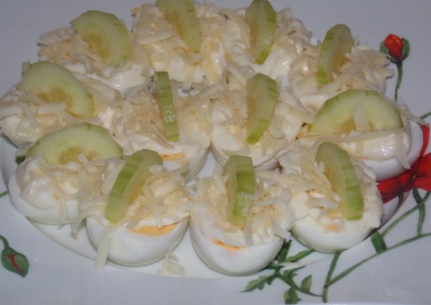 Fotografia przedstawiająca Jajka z majonezem, serem i ogórkiem