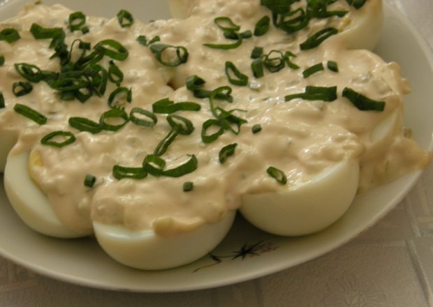Fotografia przedstawiająca Jajka z majonezowym sosem