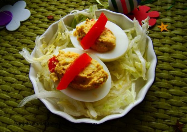 Fotografia przedstawiająca Jajka z nadzieniem z awokado i papryki