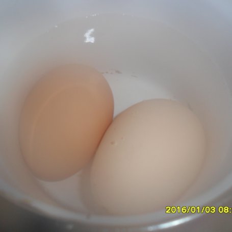Krok 1 - Jajka z pastą z dodatkami i pieczarką marynowaną  foto