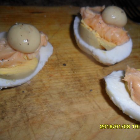 Krok 4 - Jajka z pastą z dodatkami i pieczarką marynowaną  foto