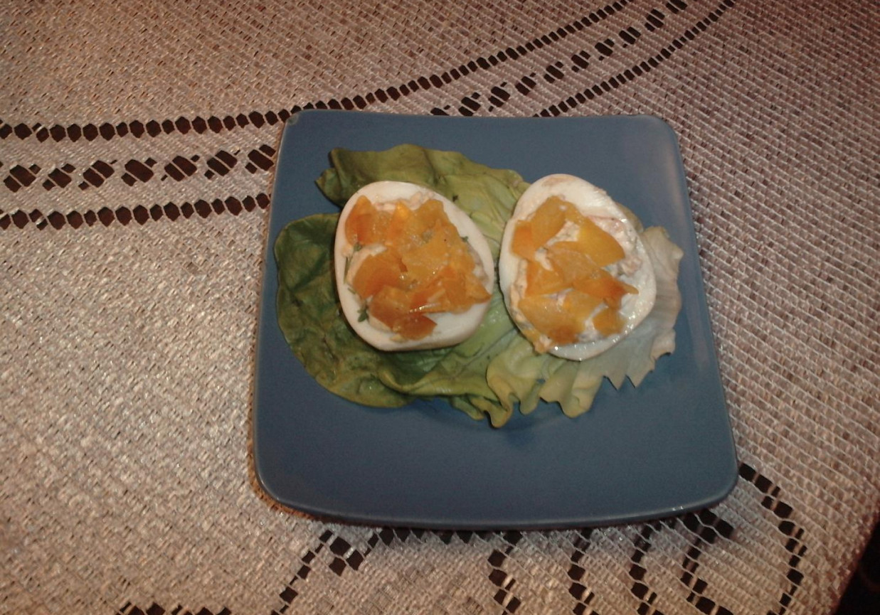 Jajka z pastą z łososia foto