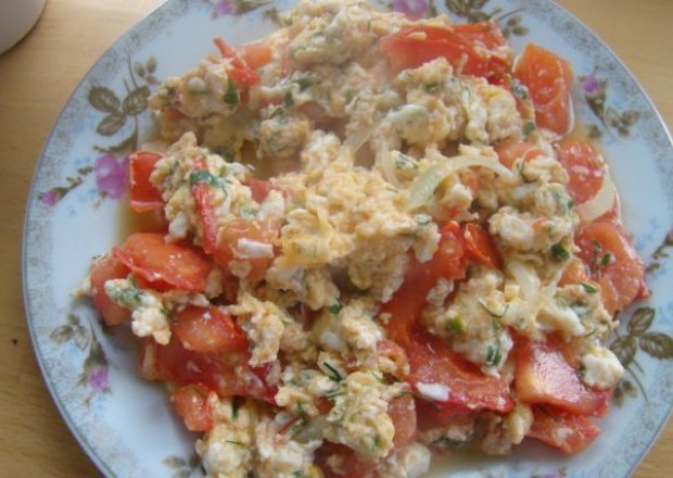 Fotografia przedstawiająca jajka z pomidorkami
