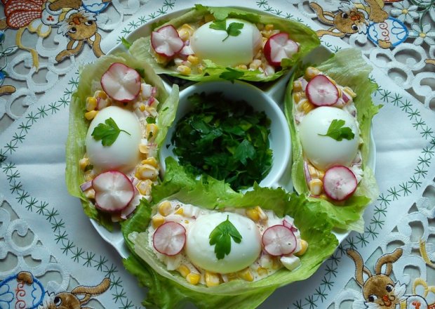 Fotografia przedstawiająca Jajka z sałatką na liściach sałaty