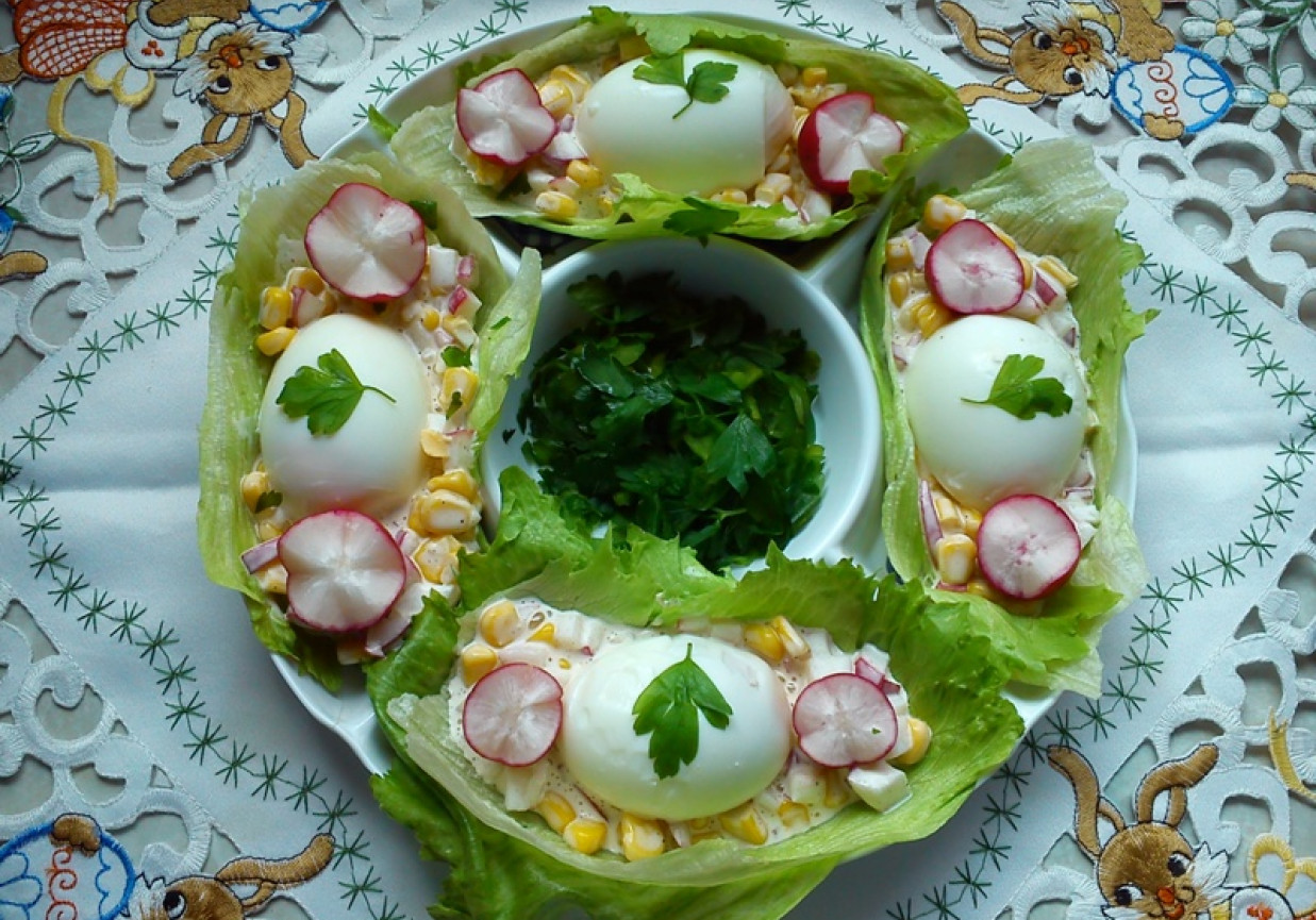 Jajka z sałatką na liściach sałaty  foto
