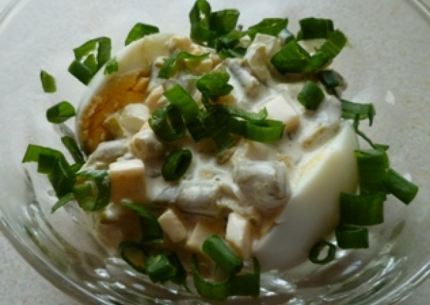 Fotografia przedstawiająca Jajka z sałatką z sera i fasoli