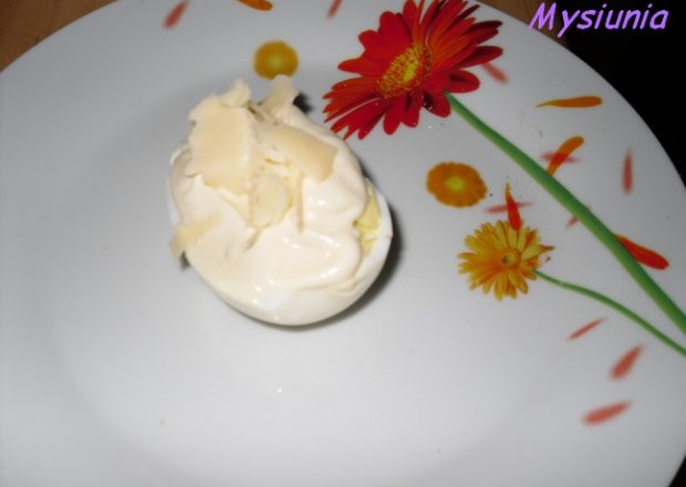 Fotografia przedstawiająca jajka z serem żółtym