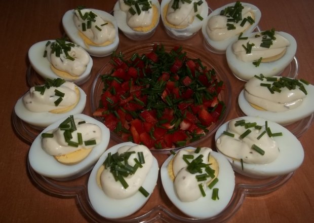 Fotografia przedstawiająca Jajka z sosem majonezowo - czosnkowym