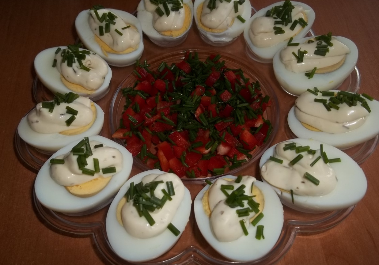 Jajka z sosem majonezowo - czosnkowym foto