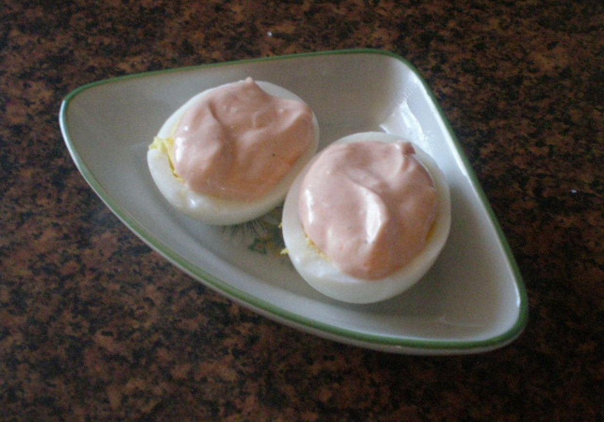 Jajka z sosem majonezowo- keczupowym foto