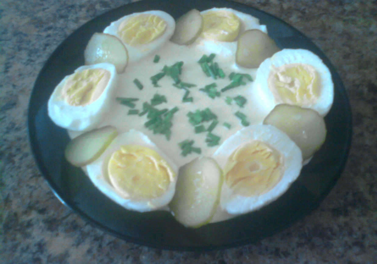 Jajka z sosem majonezowo-ogórkowym foto