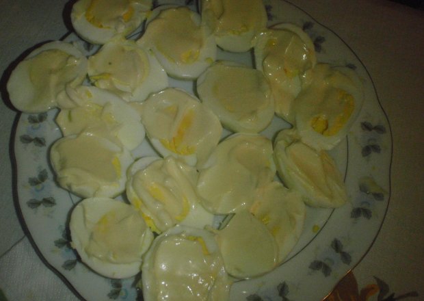 Fotografia przedstawiająca Jajka z sosem majonezowo-musztardowym