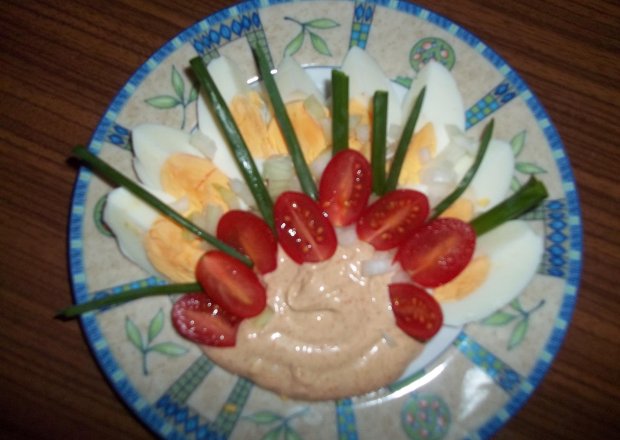 Fotografia przedstawiająca Jajka z sosem majonezowym