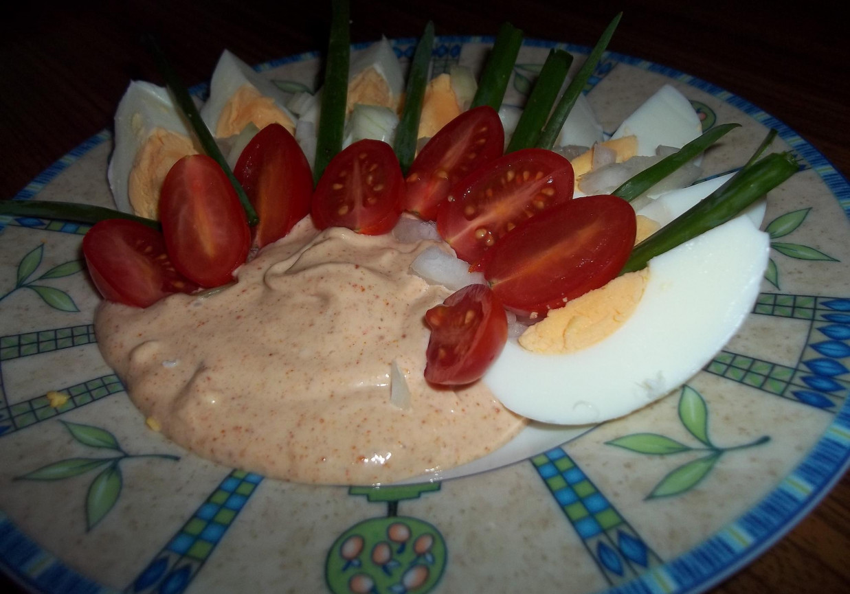 Jajka z sosem majonezowym foto
