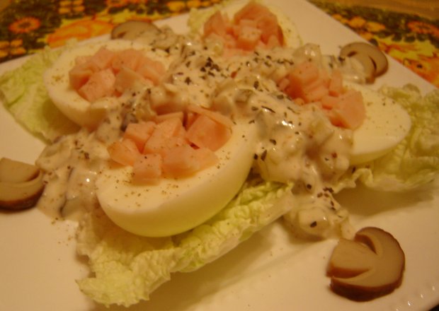 Fotografia przedstawiająca Jajka z szynką w sosie tatarskim
