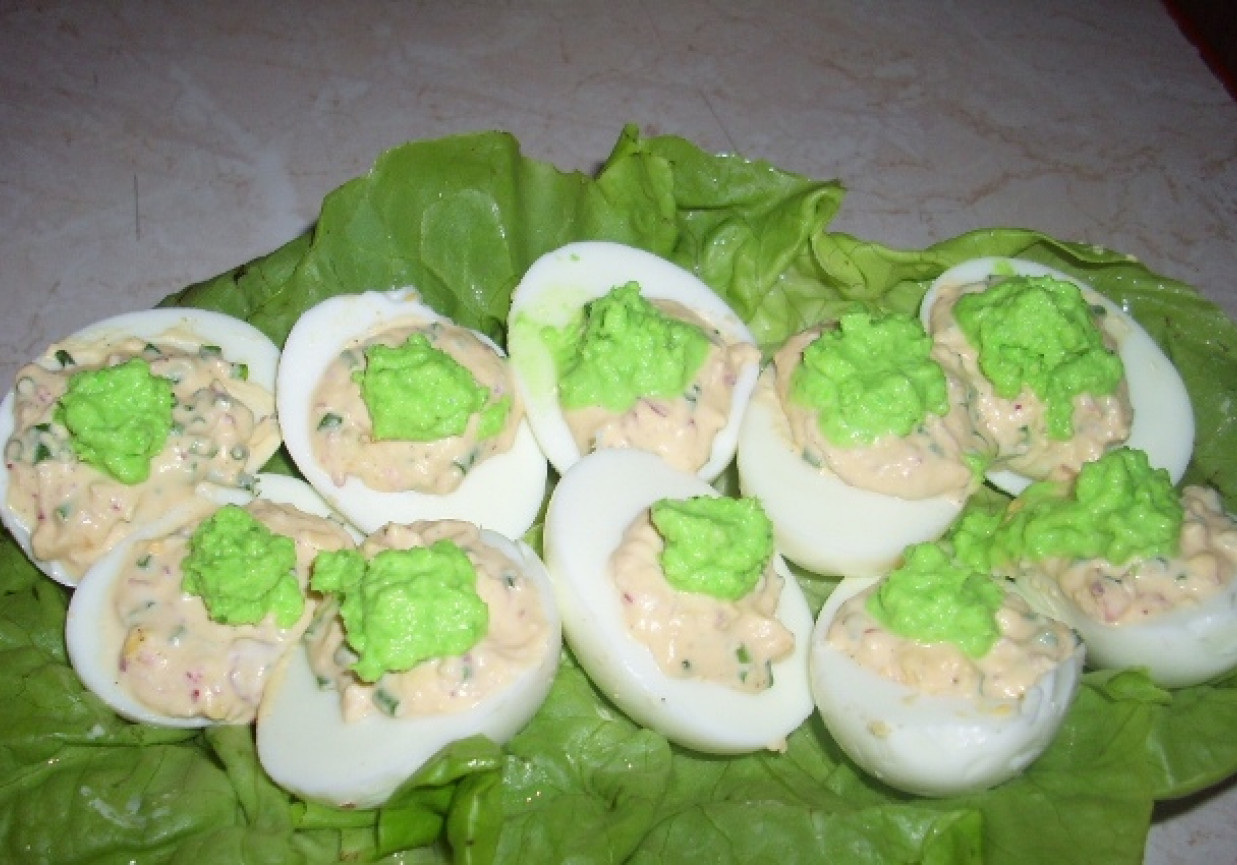 jajka z zielonym sosem foto
