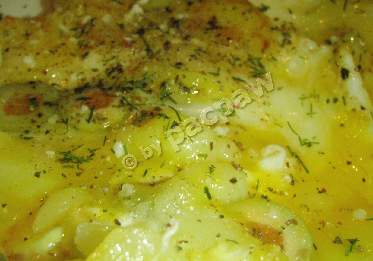 Jajka z ziemniakami i oliwkami foto