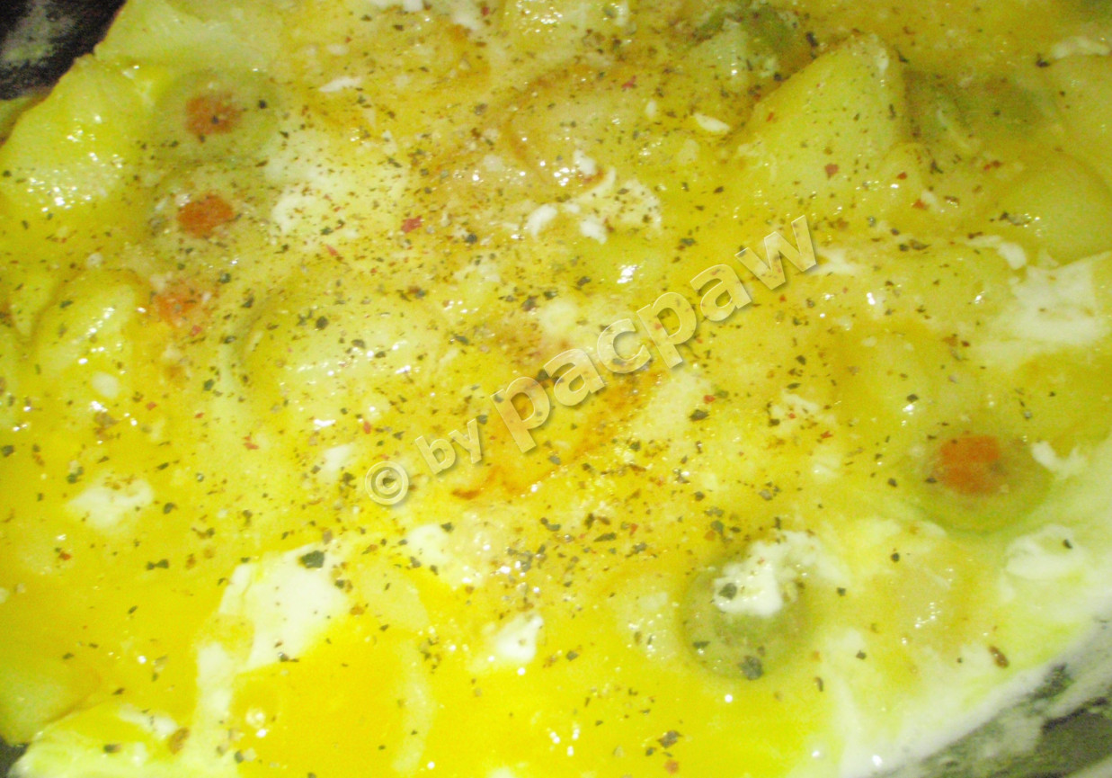Jajka z ziemniakami i oliwkami foto