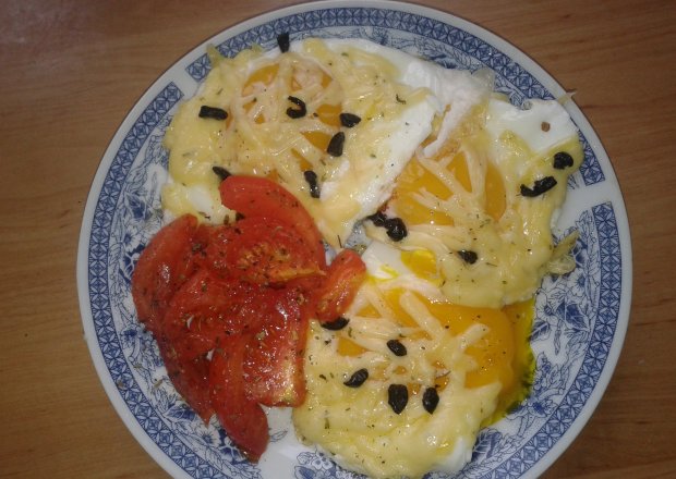 Fotografia przedstawiająca jajka z ziołowym serem i oliwkami