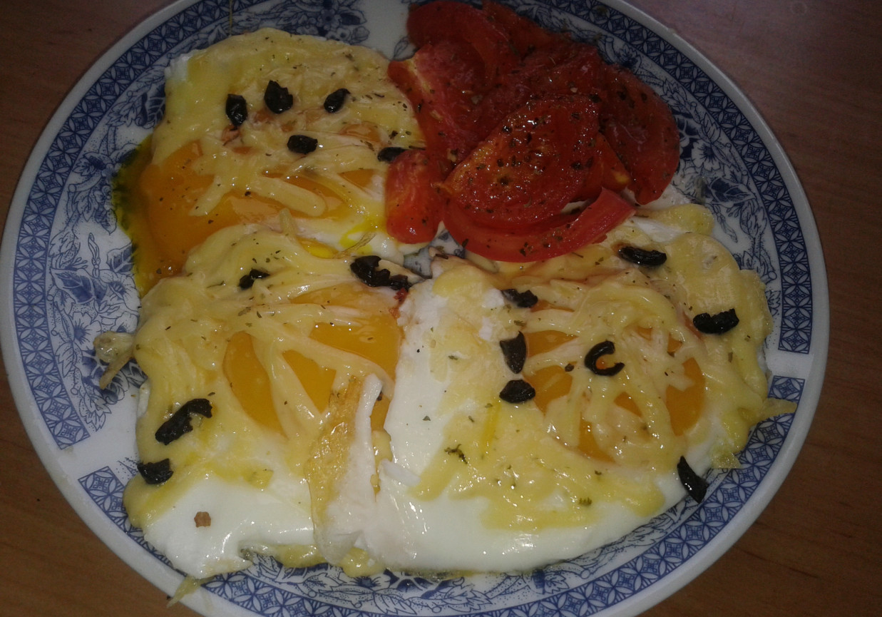jajka z ziołowym serem i oliwkami foto