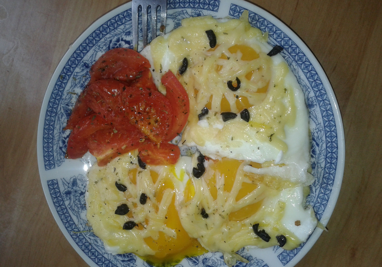 jajka z ziołowym serem i oliwkami foto