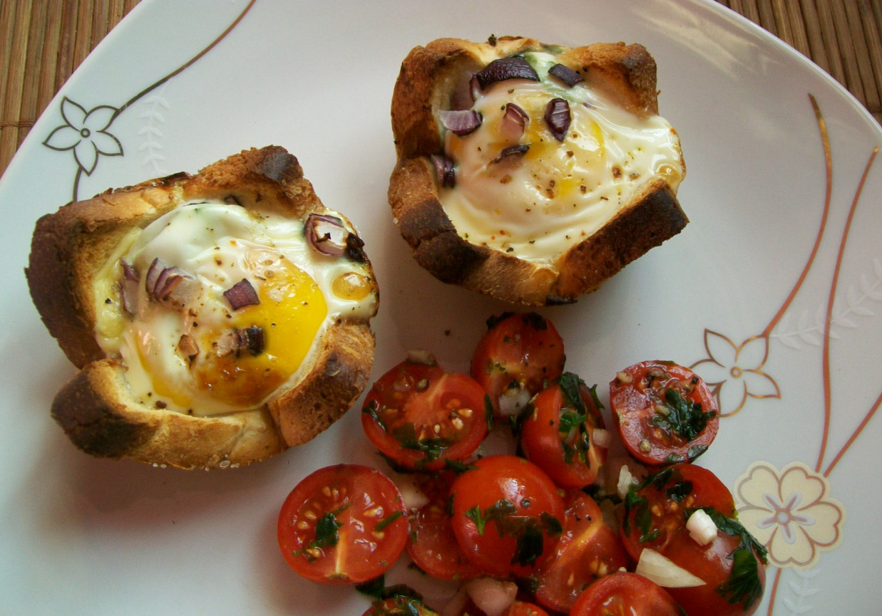 Jajka zapiekane w chlebie tostowym foto