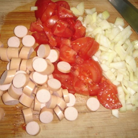 Krok 1 - Jajka zapiekane w kokilkach z parówkami i pomidorami foto