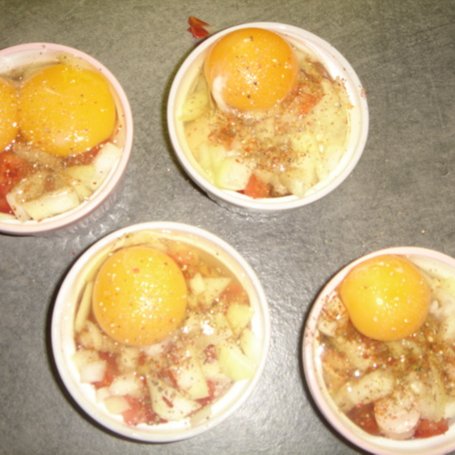 Krok 3 - Jajka zapiekane w kokilkach z parówkami i pomidorami foto