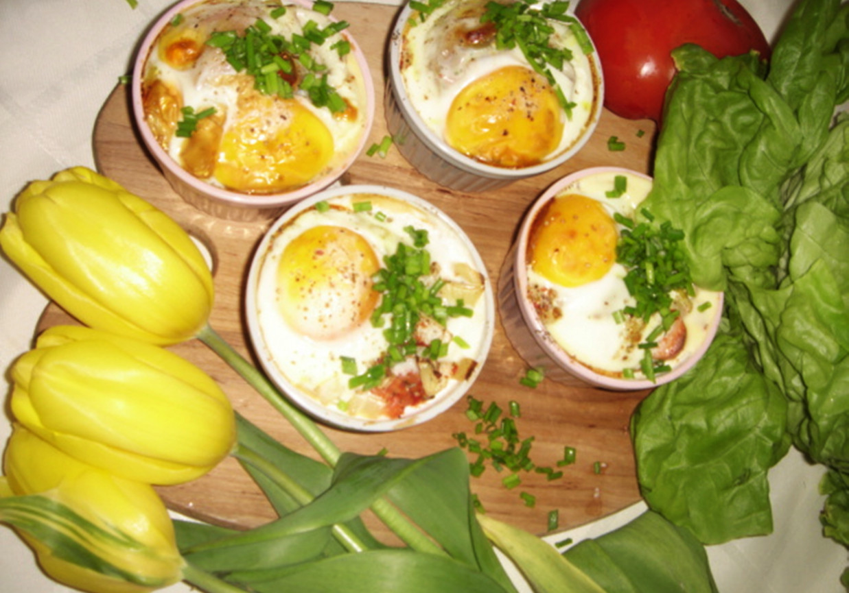 Jajka zapiekane w kokilkach z parówkami i pomidorami foto