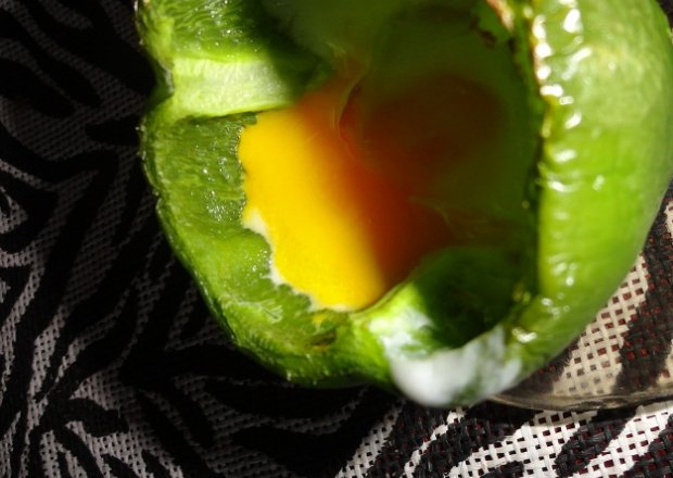 Fotografia przedstawiająca jajka zapiekane w papryce