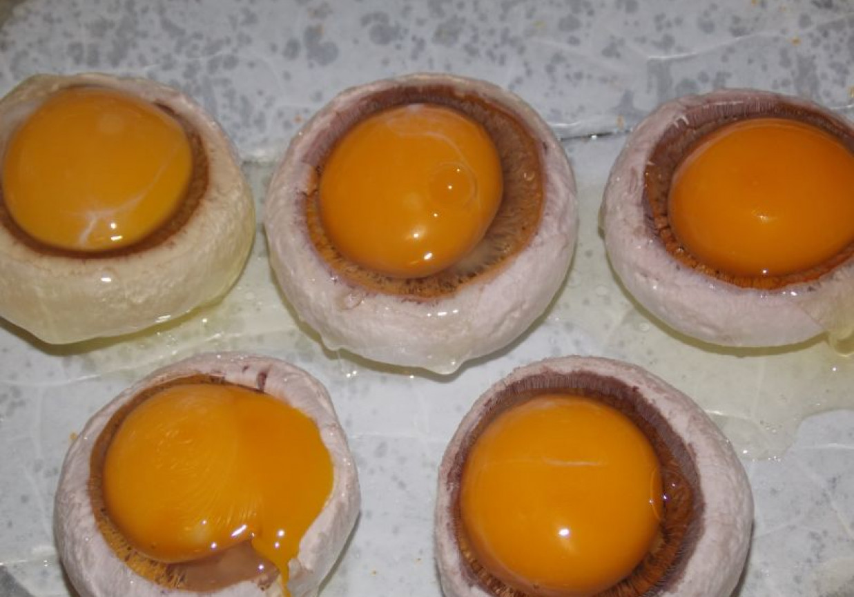 Jajka zapiekane w pieczarkach foto