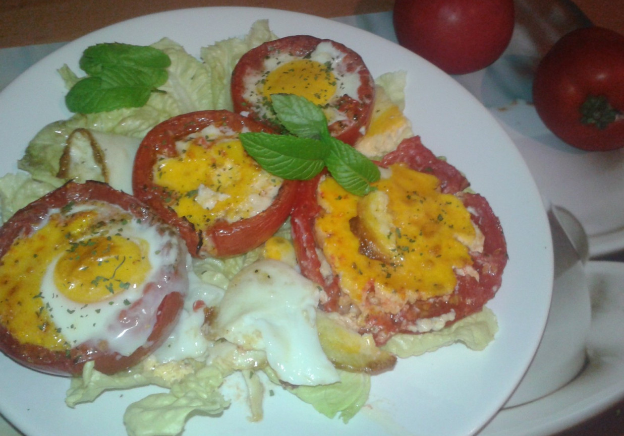 Jajka zapiekane w pomidorach foto