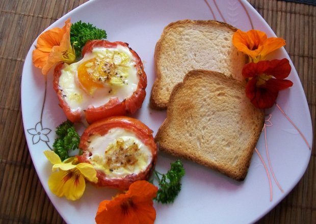 Fotografia przedstawiająca Jajka zapiekane w pomidorach