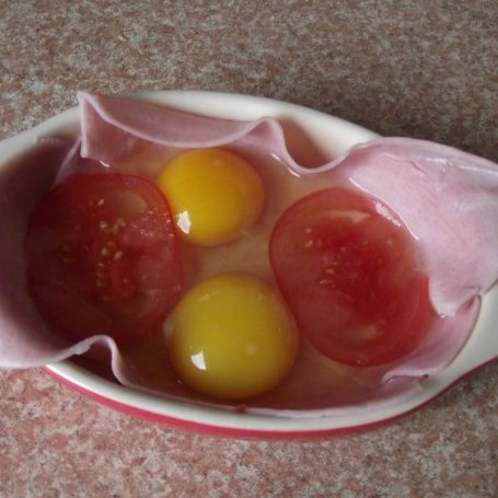 Krok 2 - Jajka zapiekane w szynce z pomidorem i koperkiem podane na sałacie  foto