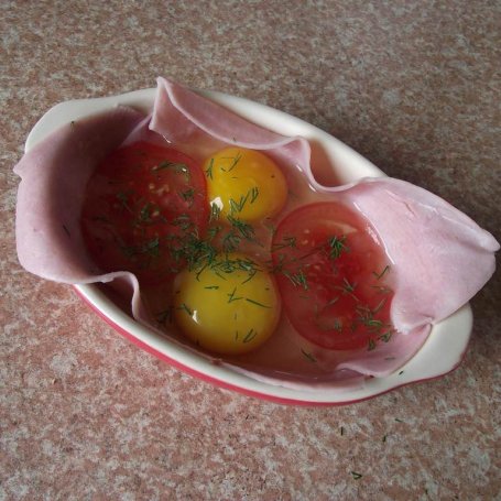 Krok 3 - Jajka zapiekane w szynce z pomidorem i koperkiem podane na sałacie  foto