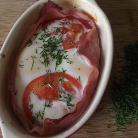 Krok 4 - Jajka zapiekane w szynce z pomidorem i koperkiem podane na sałacie  foto