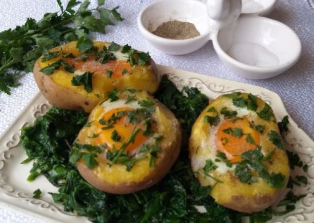 Fotografia przedstawiająca Jajka zapiekane w ziemniakach