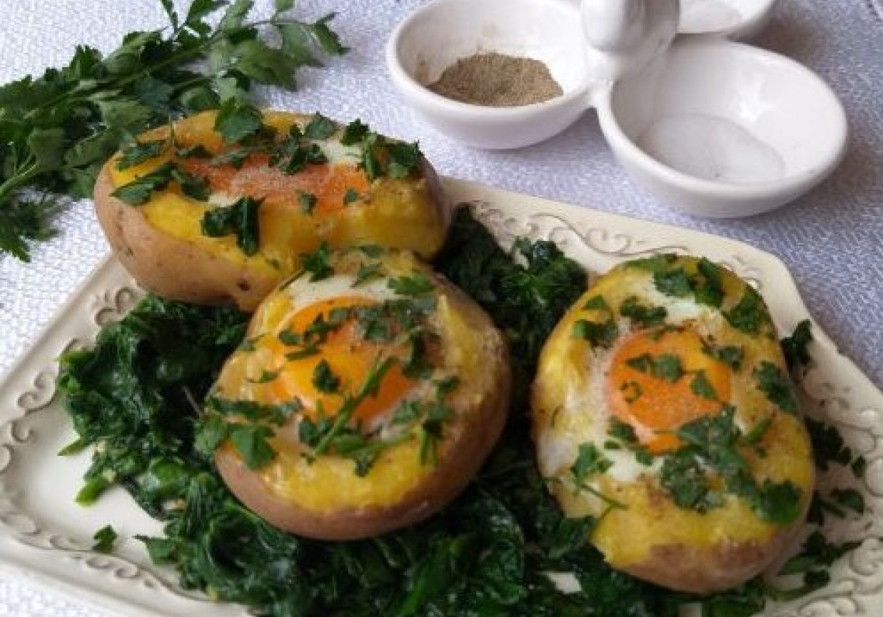 Jajka zapiekane w ziemniakach foto