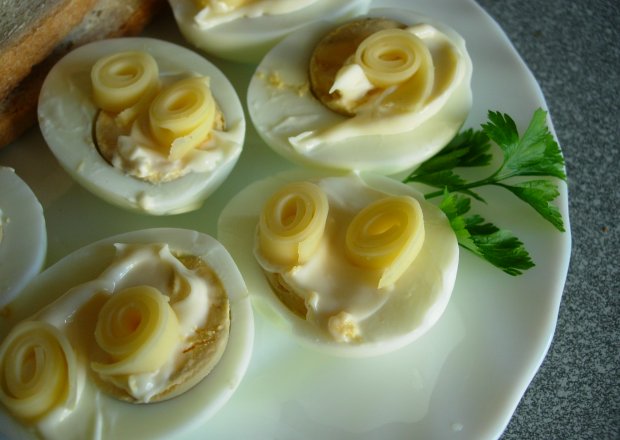 Fotografia przedstawiająca Jajka ze ślimaczkami z sera