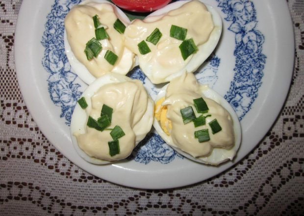 Fotografia przedstawiająca jajkaw majonezie z szczpiorkiem