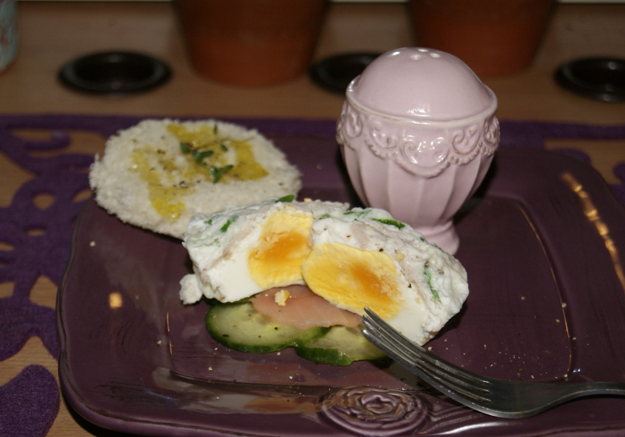 jajko gotowane w miseczce foto