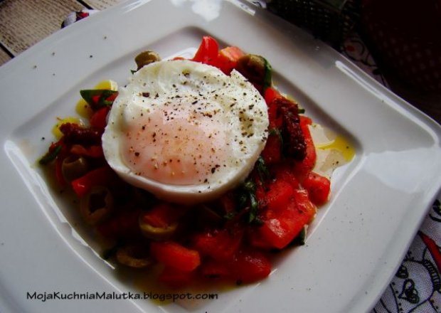 Fotografia przedstawiająca Jajko na salsie pomidorowej