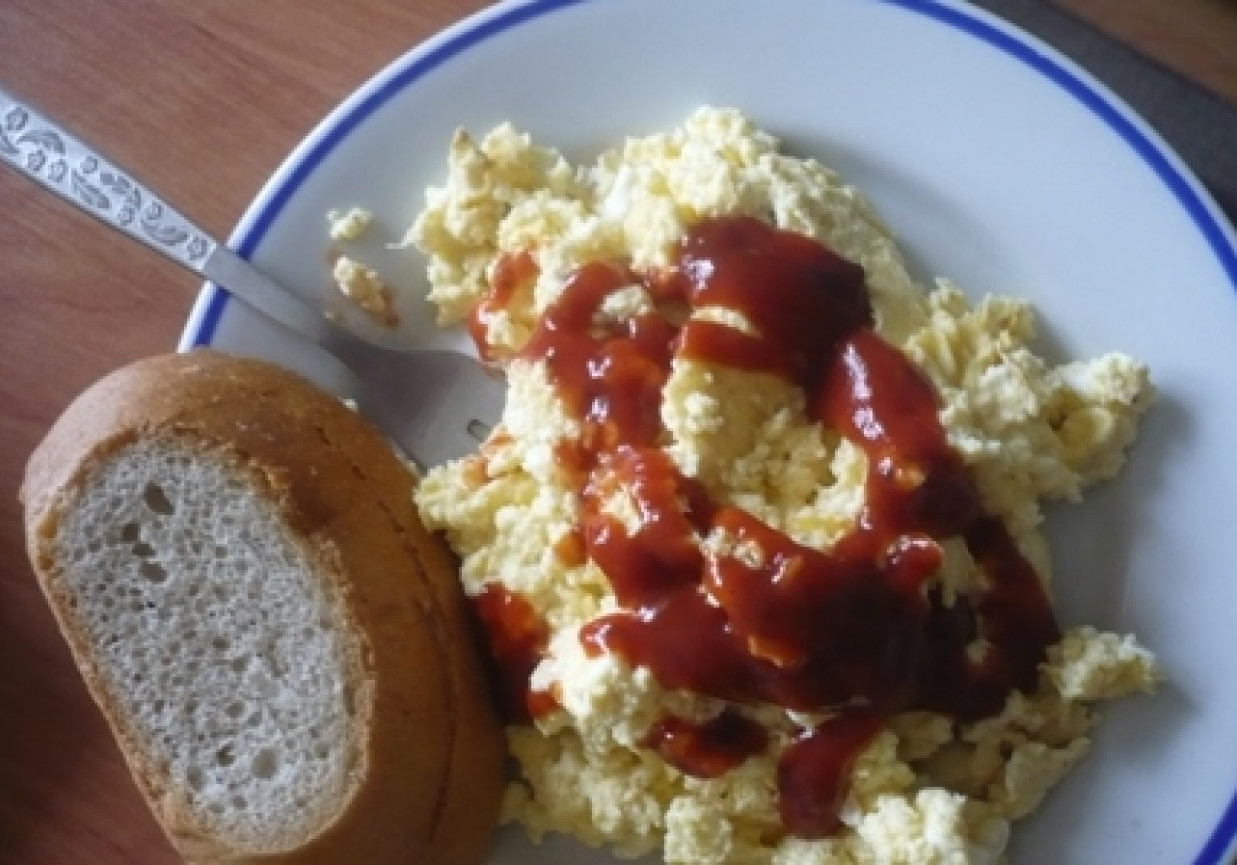 Jajko na śmietanie z ketchupem foto