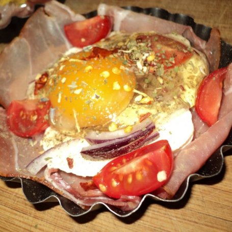 Krok 3 - Jajko na szynce parmeńskiej z mozarellą i  pomidorkami cherry foto