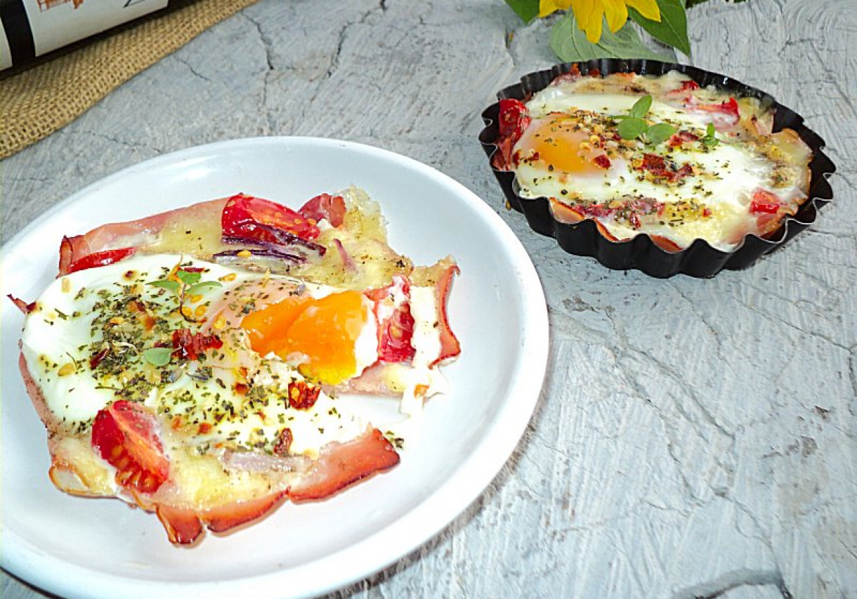 Jajko na szynce parmeńskiej z mozarellą i  pomidorkami cherry foto