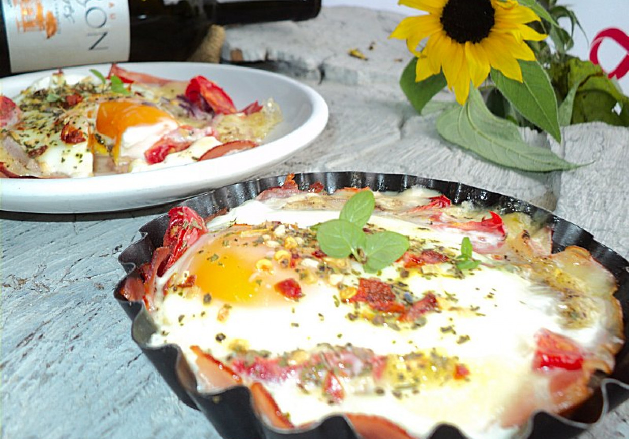 Jajko na szynce parmeńskiej z mozarellą i  pomidorkami cherry foto