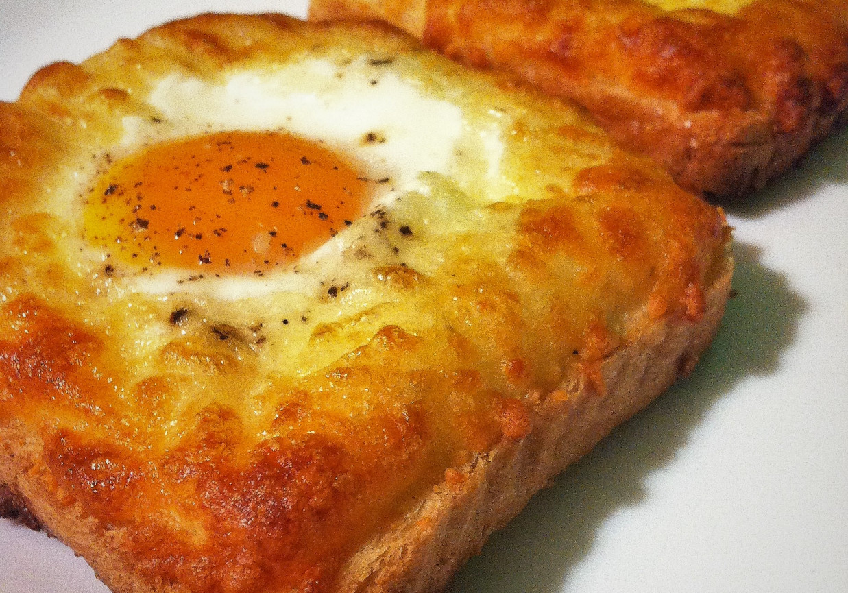 Jajko na toście z żółtym serem foto