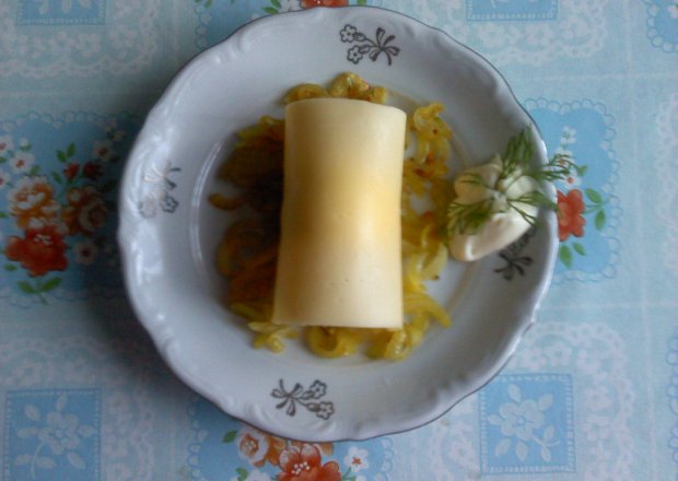 Fotografia przedstawiająca Jajko na twardo w żółtym serze na cebuli