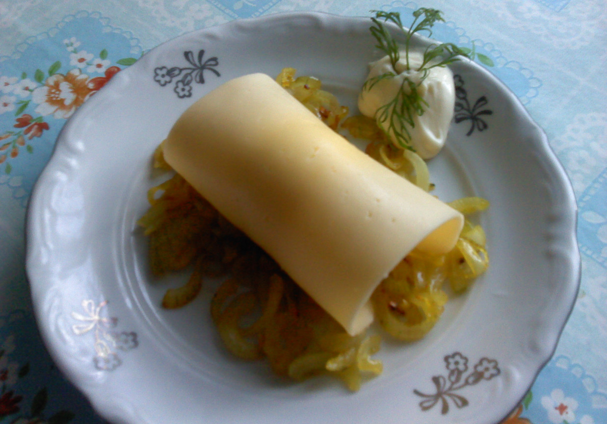 Jajko na twardo w żółtym serze na cebuli foto